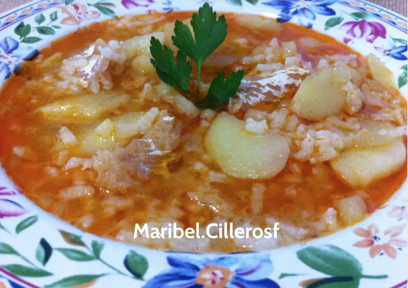 Ensalada de pimientos asados atún y huevo con puchero de migas de bacalao arroz y patatas